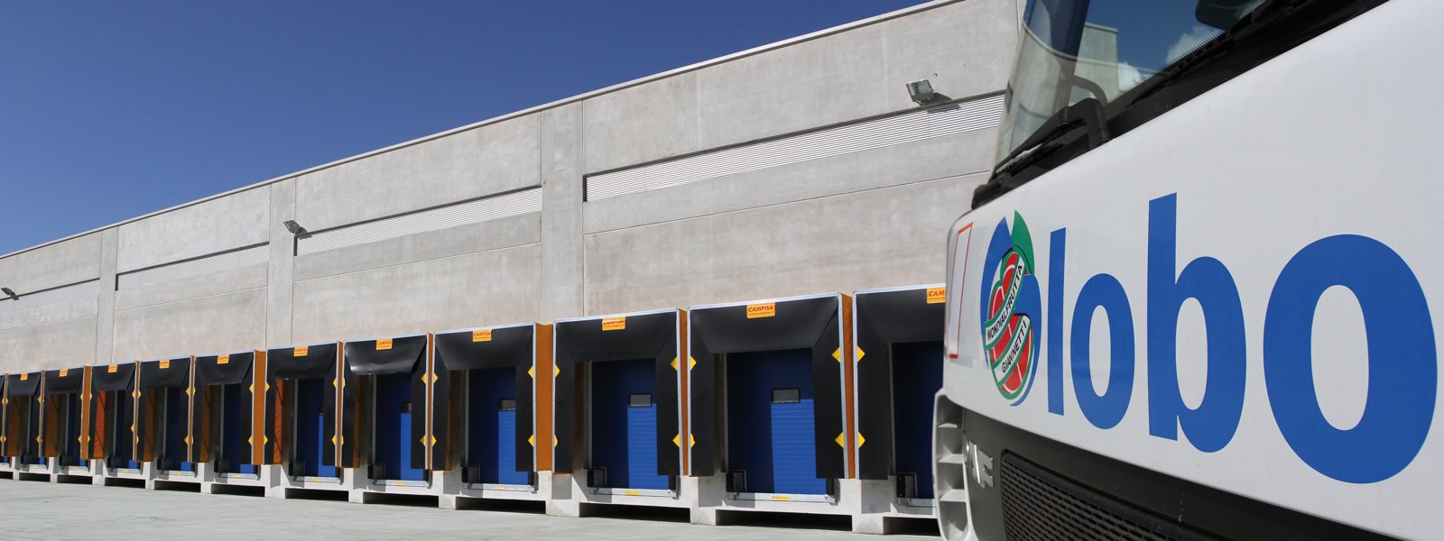 banchine di carico con in primo piano camion Globo