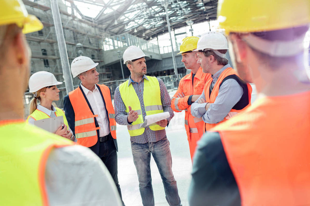 Operai in cantiere con indosso DPI