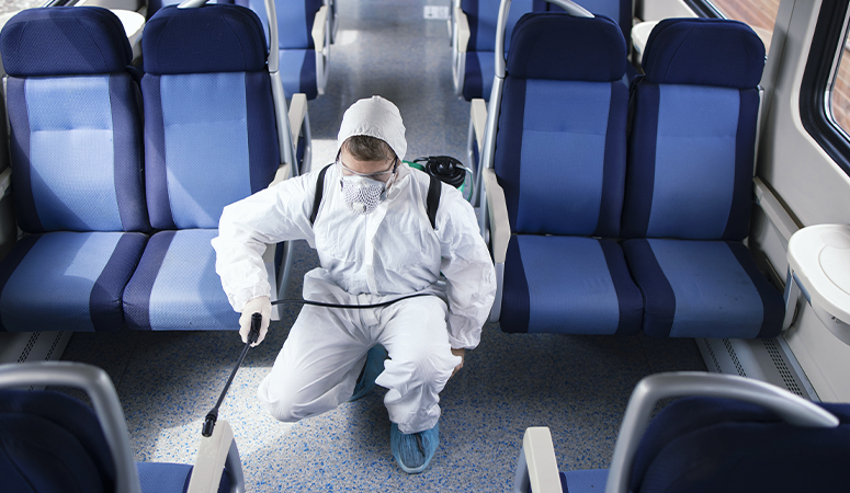 Operatore che sanifica l'interno di un mezzo di trasporto pubblico