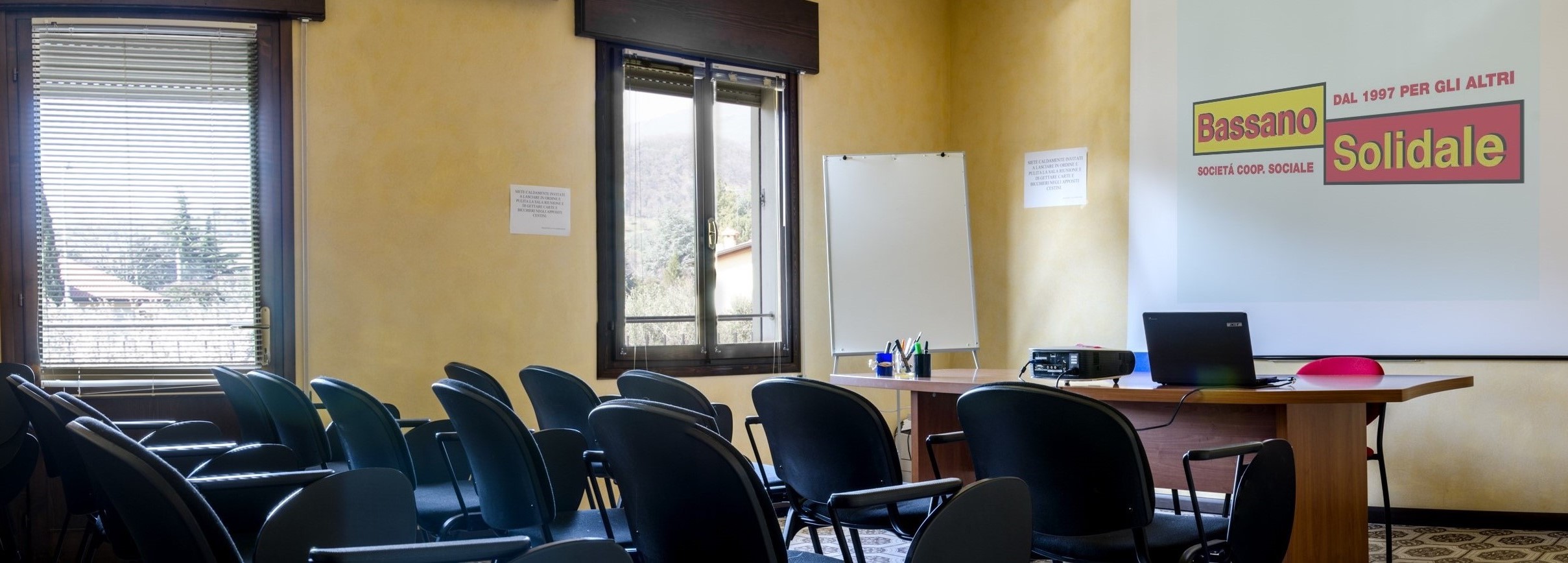 aula con sedie vuote +logo bassano solidale