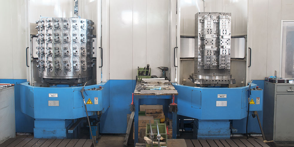 Dettaglio di due centri di lavoro industriali automatizzati per la produzione di componenti termoidraulici in CBC.